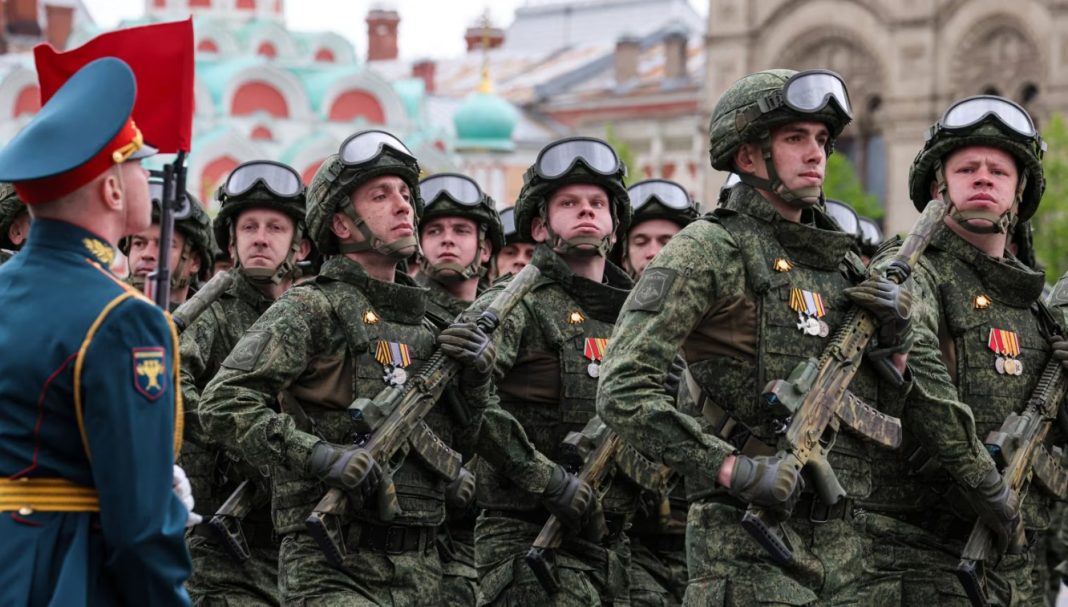 Screenshot_1 Russian soldiers during a military parade in Moscow, against a backdrop of difficulties in recruiting new contract soldiers for the Russian Armed Forces.