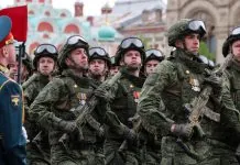 Дефіцит «гарматного м’яса»: фінансова розкіш Кремля більше не рятує фронт Російські військовослужбовці під час військового параду в Москві на тлі проблем із набором нових контрактників до армії РФ.