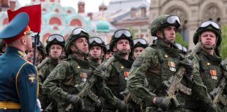 Дефіцит «гарматного м’яса»: фінансова розкіш Кремля більше не рятує фронт Російські військовослужбовці під час військового параду в Москві на тлі проблем із набором нових контрактників до армії РФ.