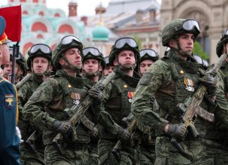 Російські військовослужбовці під час військового параду в Москві на тлі проблем із набором нових контрактників до армії РФ.