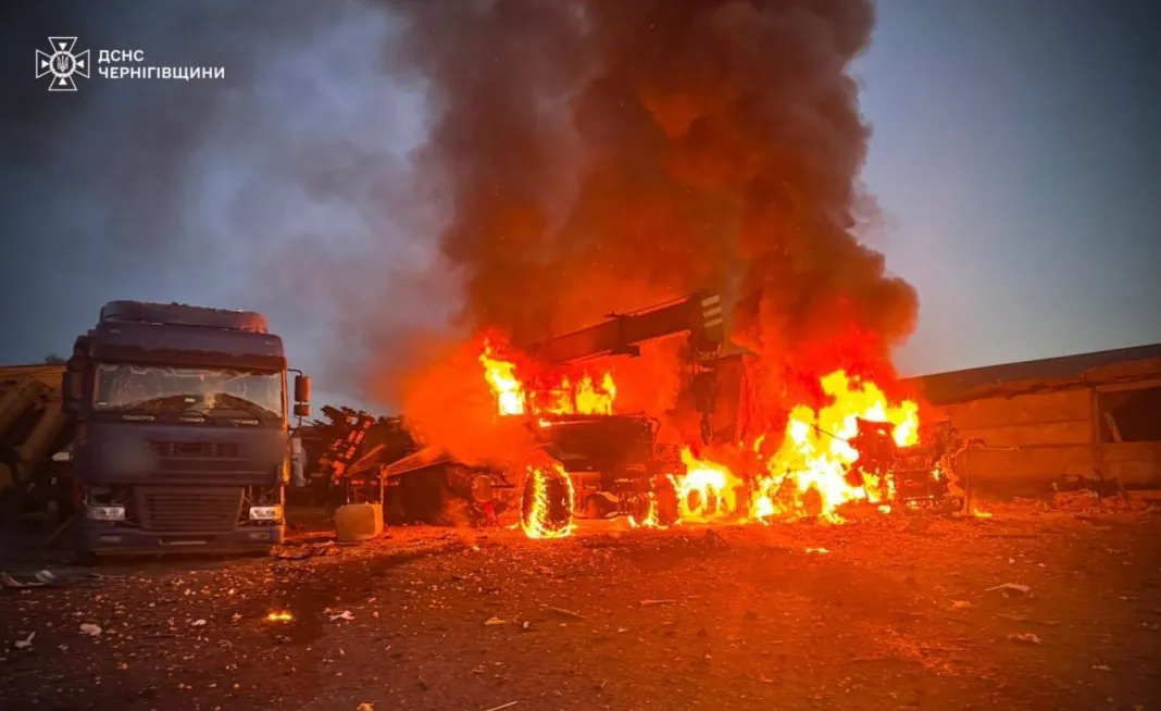 Пожежа в будинку культури села Сновське після російського удару БпЛА на Чернігівщині
