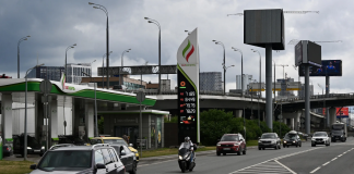 Cars are queuing at a petrol station in Russia due to a petrol shortage following attacks on oil refineries.