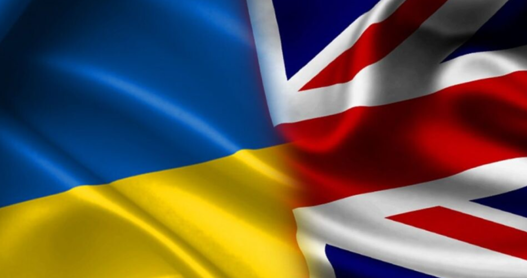 Прапори України та Великої Британії, що символізують військове та стратегічне партнерство між двома країнами.