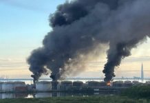 Пожежа на нафтовому терміналі у Санкт-Петербурзі після атаки безпілотників, на тлі густого чорного диму.