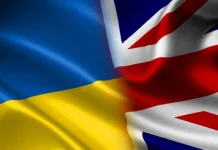 Велика Британія оголосила про мільярдну військову підтримку України Прапори України та Великої Британії, що символізують військове та стратегічне партнерство між двома країнами.