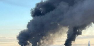 Пожежа на нафтовому терміналі у Санкт-Петербурзі після атаки безпілотників, на тлі густого чорного диму.