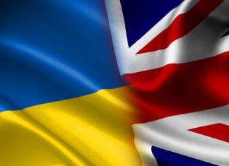 Велика Британія оголосила про мільярдну військову підтримку України Прапори України та Великої Британії, що символізують військове та стратегічне партнерство між двома країнами.