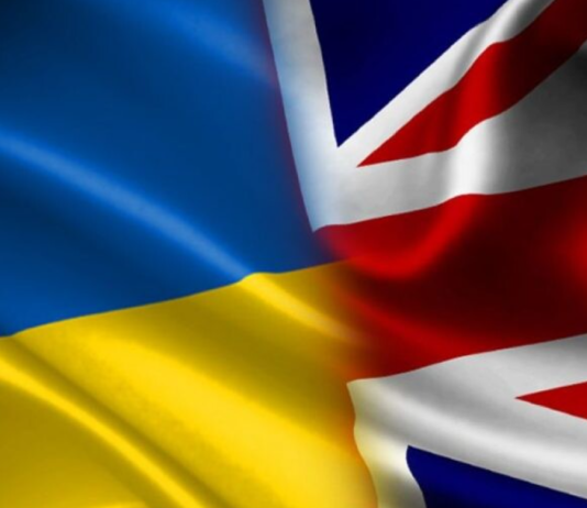 Велика Британія оголосила про мільярдну військову підтримку України Прапори України та Великої Британії, що символізують військове та стратегічне партнерство між двома країнами.