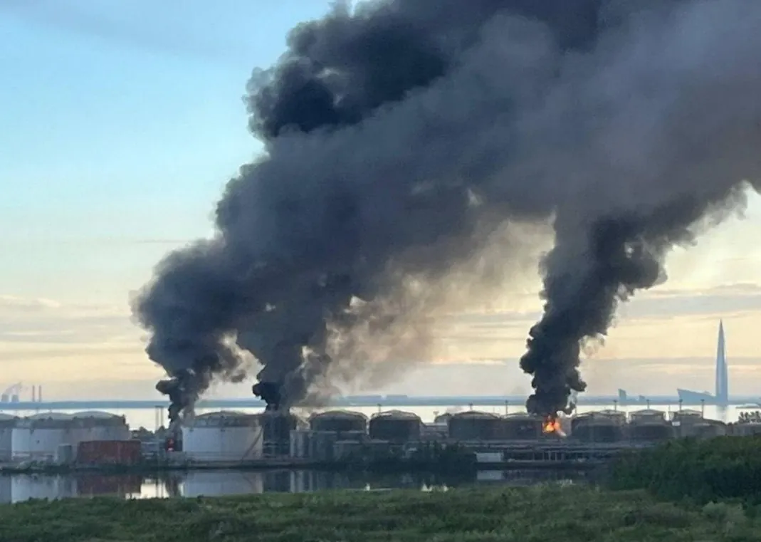 Пожежа на нафтовому терміналі у Санкт-Петербурзі після атаки безпілотників, на тлі густого чорного диму.