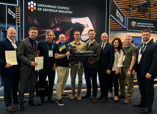Представники української AIDRONESUA та шведської NJORD Technology AB підписують меморандум про співпрацю на Eurosatory 2026.