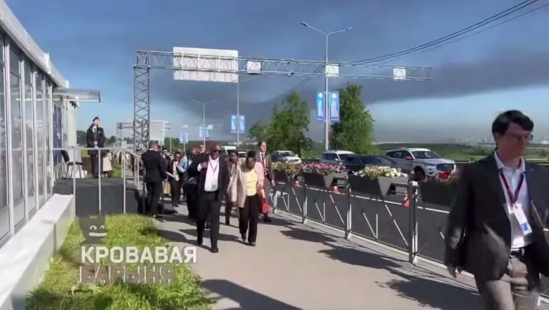 Учасники економічного форуму в Петербурзі на фоні палаючого НПЗ