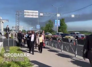 Учасники економічного форуму в Петербурзі на фоні палаючого НПЗ