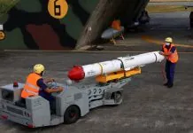 Військовослужбовці Тайваню транспортують американську протикорабельну ракету AGM-84L Harpoon біля авіаційного ангара