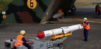 Військовослужбовці Тайваню транспортують американську протикорабельну ракету AGM-84L Harpoon біля авіаційного ангара