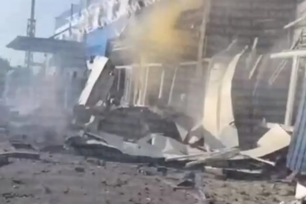 Пожежа на харчовому підприємстві у Броварському районі після російської атаки дронів.