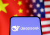 США гальмують санкції проти DeepSeek: понад 100 компаній Китаю чекають блокування Логотип DeepSeek на екрані смартфона на тлі прапорів Китаю та США
