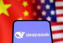 США гальмують санкції проти DeepSeek: понад 100 компаній Китаю чекають блокування Логотип DeepSeek на екрані смартфона на тлі прапорів Китаю та США