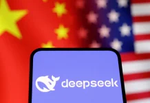 США гальмують санкції проти DeepSeek: понад 100 компаній Китаю чекають блокування Логотип DeepSeek на екрані смартфона на тлі прапорів Китаю та США