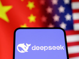 США гальмують санкції проти DeepSeek: понад 100 компаній Китаю чекають блокування Логотип DeepSeek на екрані смартфона на тлі прапорів Китаю та США