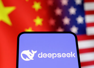 Логотип DeepSeek на екрані смартфона на тлі прапорів Китаю та США