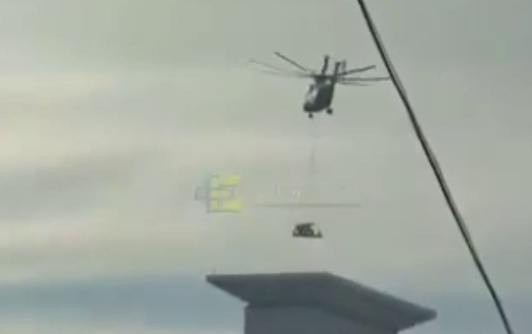 Installation of the Pantsir-SMD-E system on the roof of a skyscraper in Moscow using a Mi-26 helicopter