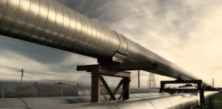 Пейзаж з трубами газопроводу під час будівництва в Алжирі.