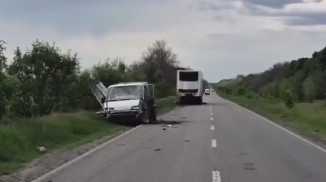 Screenshot_1 Пошкоджений вантажний автомобіль на трасі Харків – Суми після російського удару поблизу Богодухова.