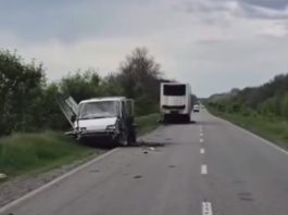 Російські війська атакують транспортні маршрути між Харковом та Сумами Пошкоджений вантажний автомобіль на трасі Харків – Суми після російського удару поблизу Богодухова.