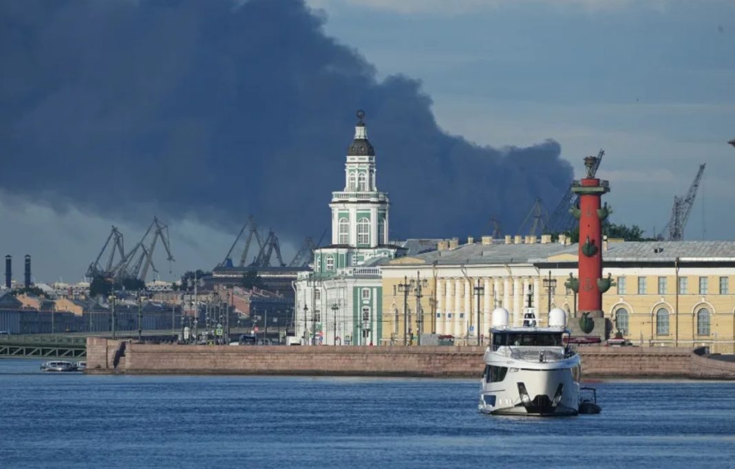 Стовп чорного диму здіймається над портом Санкт-Петербурга в Росії.