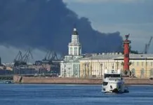 Війна повертається бумерангом: удари українських дронів руйнують ілюзію «безпечного життя» в Росії Стовп чорного диму здіймається над портом Санкт-Петербурга в Росії.