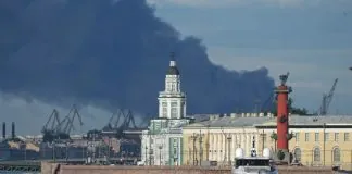 Війна повертається бумерангом: удари українських дронів руйнують ілюзію «безпечного життя» в Росії Стовп чорного диму здіймається над портом Санкт-Петербурга в Росії.