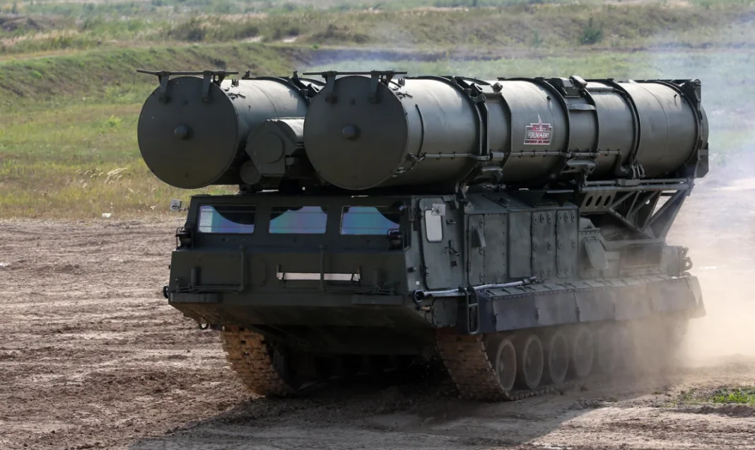 Screenshot_1 Російський зенітно-ракетний комплекс С-300 на полігоні під час переміщення позицією.