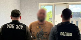 Жорстоке поводження в ТЦК: чоловіка залишили без допомоги Працівники ТЦК біля службового автомобіля на вулиці Дніпропетровщини