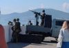 Пляжі Адлєра перетворюються на військові бази Військові з великокаліберним кулеметом на пляжі в Адлері серед відпочивальників
