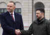 У Польщі різко відреагували на рішення Зеленського щодо ордена Президент України Володимир Зеленський тисне руку президенту Польщі Каролю Навроцькому під час офіційної зустрічі.