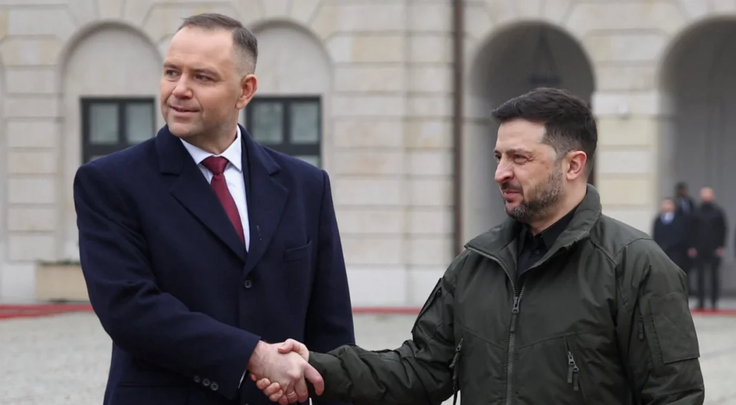 Президент України Володимир Зеленський тисне руку президенту Польщі Каролю Навроцькому під час офіційної зустрічі.