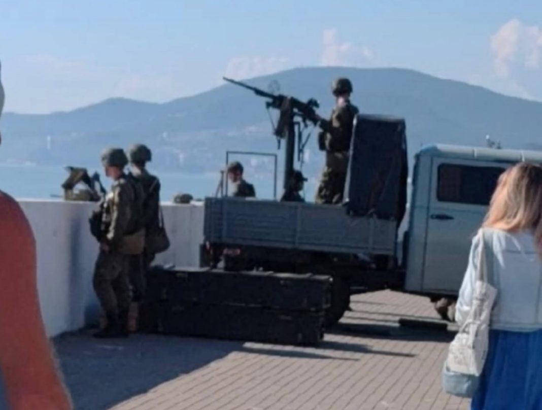 Screenshot_1 Military with a heavy machine gun on the beach in Adler among holidaymakers