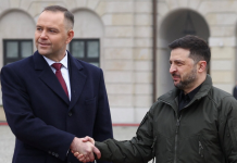 У Польщі різко відреагували на рішення Зеленського щодо ордена Президент України Володимир Зеленський тисне руку президенту Польщі Каролю Навроцькому під час офіційної зустрічі.