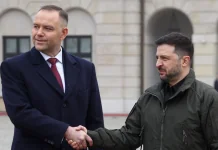 У Польщі різко відреагували на рішення Зеленського щодо ордена Президент України Володимир Зеленський тисне руку президенту Польщі Каролю Навроцькому під час офіційної зустрічі.