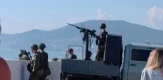 Пляжі Адлєра перетворюються на військові бази Військові з великокаліберним кулеметом на пляжі в Адлері серед відпочивальників
