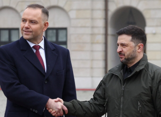 Президент України Володимир Зеленський тисне руку президенту Польщі Каролю Навроцькому під час офіційної зустрічі.