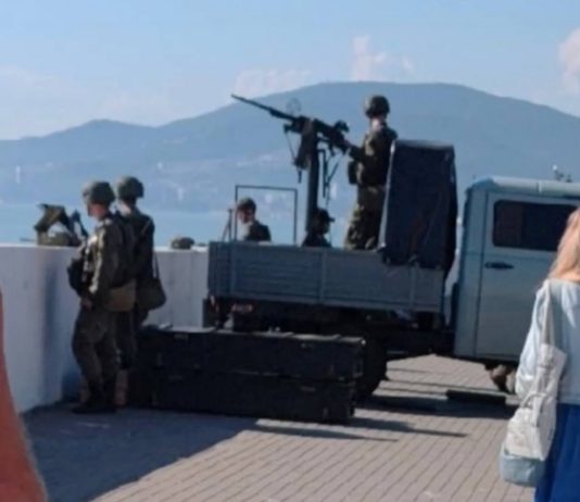 Пляжі Адлєра перетворюються на військові бази Військові з великокаліберним кулеметом на пляжі в Адлері серед відпочивальників