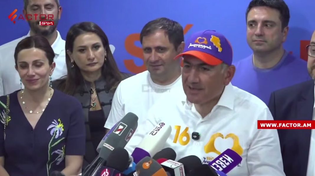 Screenshot_1 Armenian Prime Minister Nikol Pashinyan in front of the country's flag during the elections.