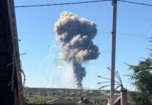 Panic in Belgorod: a series of powerful explosions shake the city Величезний стовп диму від потужного вибуху на тлі блакитного неба та заміського пейзажу в Бєлгороді