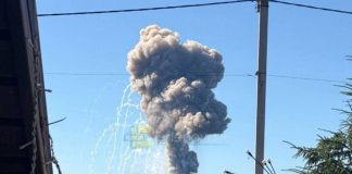 Panic in Belgorod: a series of powerful explosions shake the city Величезний стовп диму від потужного вибуху на тлі блакитного неба та заміського пейзажу в Бєлгороді