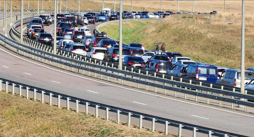 Traffic jam in Crimea A massive traffic jam stretching for several kilometres, caused by private cars, on a motorway in Crimea.