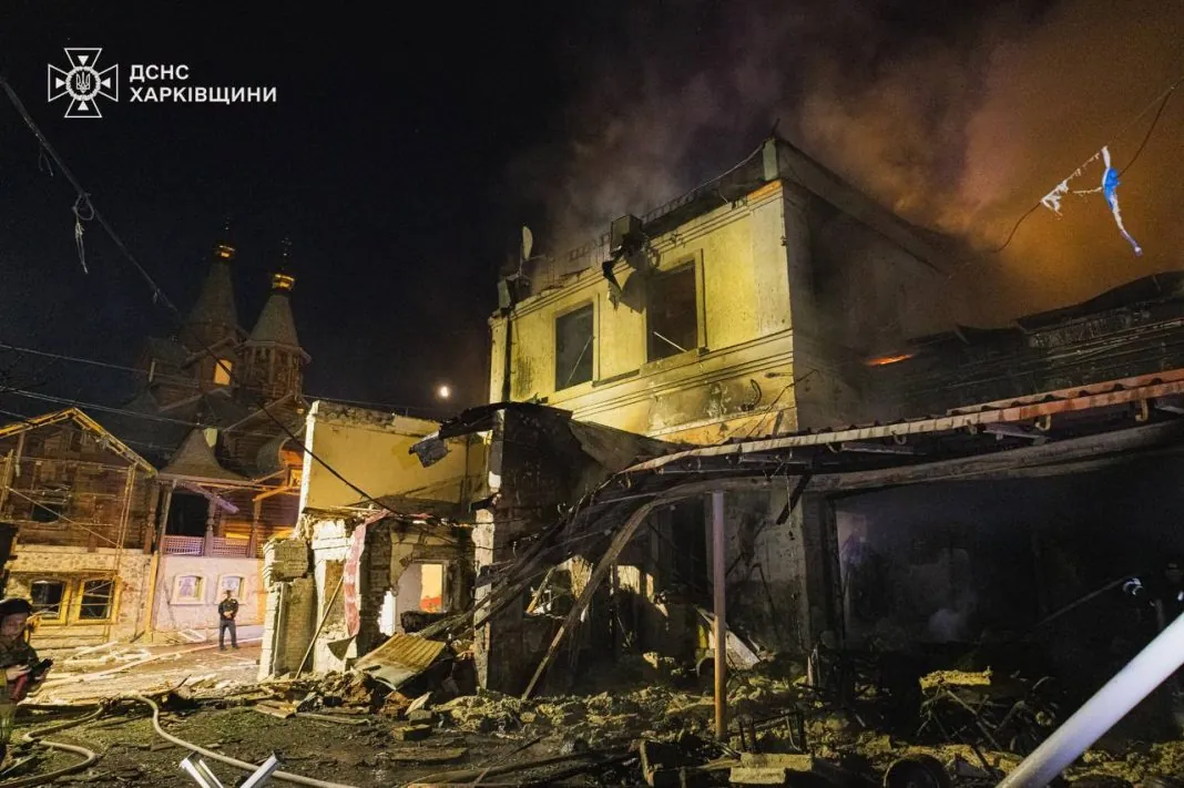 Наслідки російської атаки на Харків: зруйнована будівля та пожежа після удару безпілотників