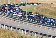 Масштабний багатокілометровий затор із цивільних автомобілів шосе в Криму.