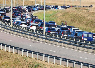 A massive traffic jam stretching for several kilometres, caused by private cars, on a motorway in Crimea.