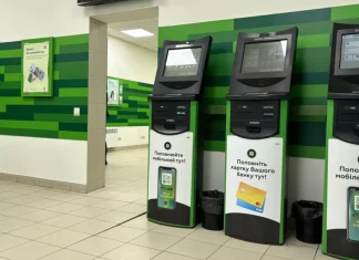 Зелено-білі платіжні термінали самообслуговування ПриватБанку